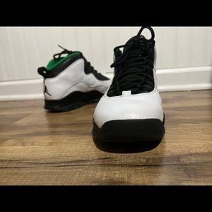 Retro Air Jordan X City Series
Black/White Court Green size 8.5 mens with box.